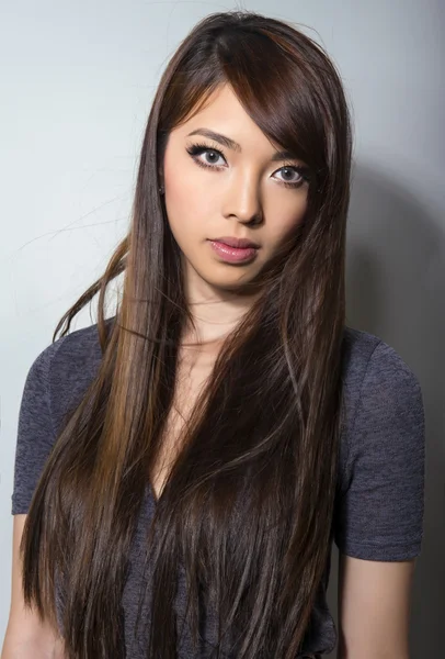 Retrato de hermosa joven mujer asiática con la piel clara e impecable —  Fotos de Stock
