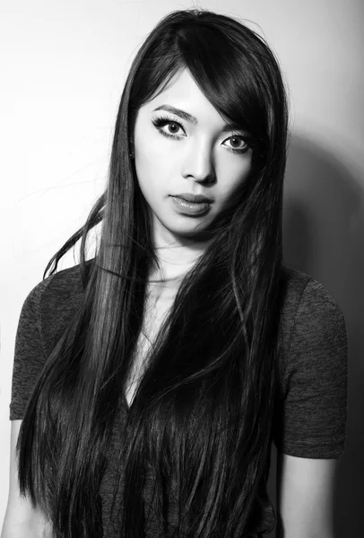 Portret van mooie jonge Aziatische vrouw met duidelijke en vlekkeloze huid — Stockfoto