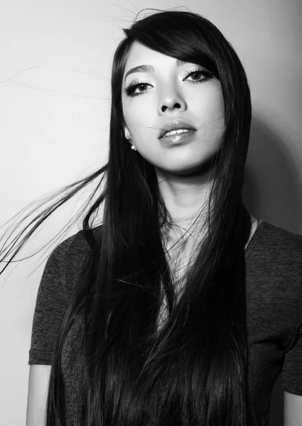 Retrato de hermosa joven mujer asiática con la piel clara e impecable —  Fotos de Stock