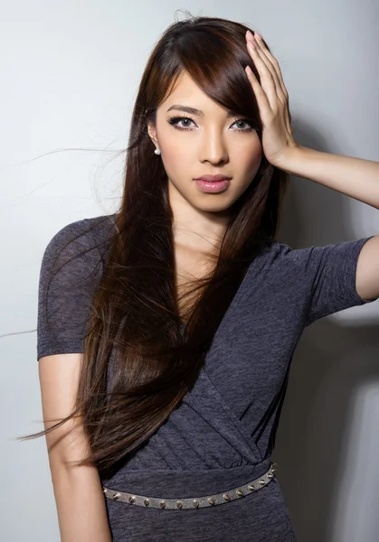 Ritratto di bella giovane donna asiatica con pelle chiara e impeccabile — Foto Stock