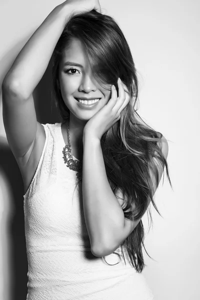 Retrato de bela jovem mulher asiática com pele clara e impecável — Fotografia de Stock