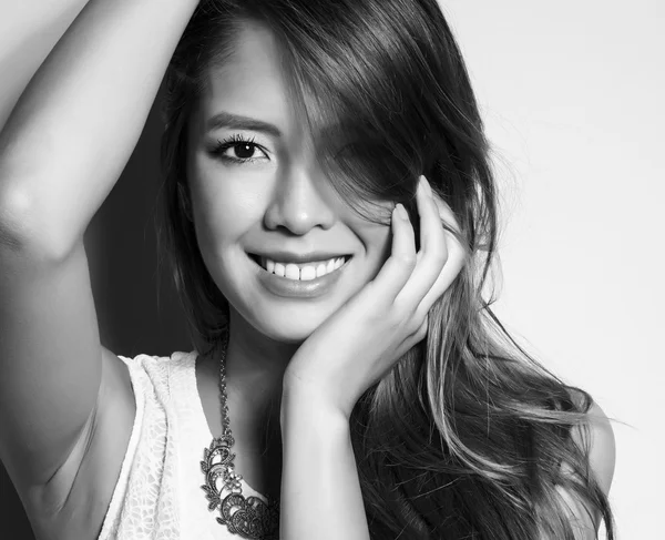 Portrait de belle jeune femme asiatique avec une peau claire et impeccable — Photo