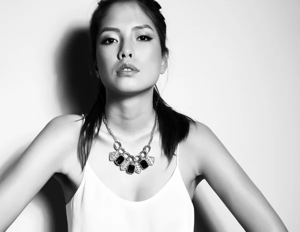 Retrato de hermosa joven mujer asiática con la piel clara e impecable — Foto de Stock