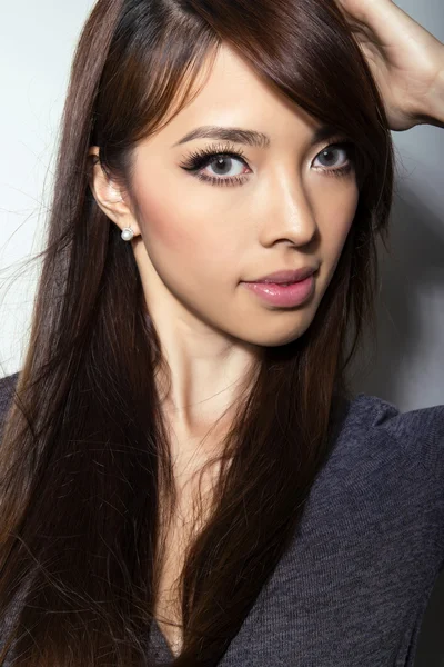 Portræt af smuk ung asiatisk kvinde med klar og fejlfri hud - Stock-foto