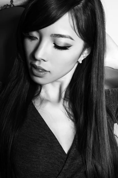 Portret van mooie jonge Aziatische vrouw met duidelijke en vlekkeloze huid — Stockfoto