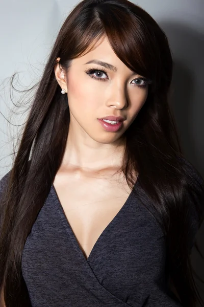 明确和无瑕疵的皮肤年轻亚洲美女的画像 — 图库照片