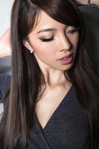 Retrato de hermosa joven mujer asiática con la piel clara e impecable Imagen de stock