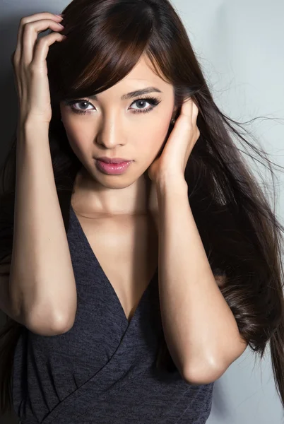 Retrato de hermosa joven mujer asiática con la piel clara e impecable Fotos de stock