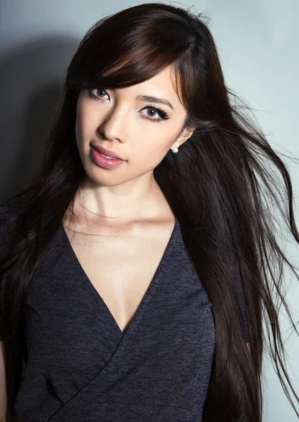 Retrato de hermosa joven mujer asiática con la piel clara e impecable Imágenes de stock libres de derechos