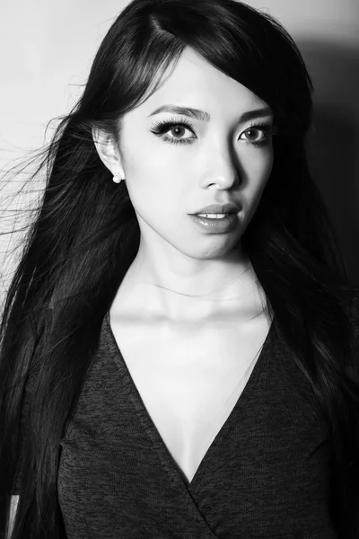 Retrato de hermosa joven mujer asiática con la piel clara e impecable Imágenes de stock libres de derechos