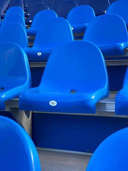 Lege Blauwe Stadionstoel Wachtend Supporters Een Prachtig Perspectief — Stockfoto