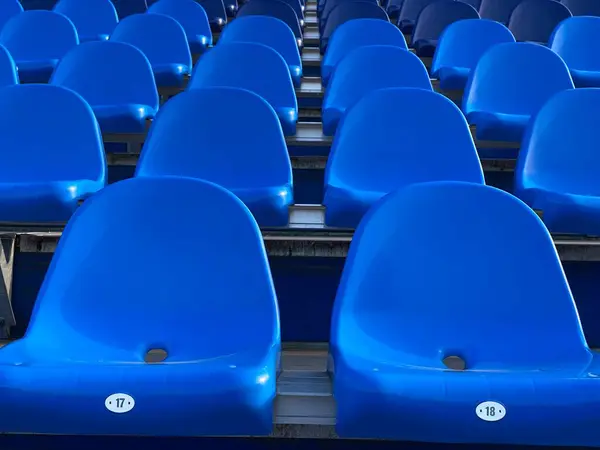 Üres Kék Stadion Ülés Várja Támogatókat Egy Gyönyörű Perspektívában — Stock Fotó