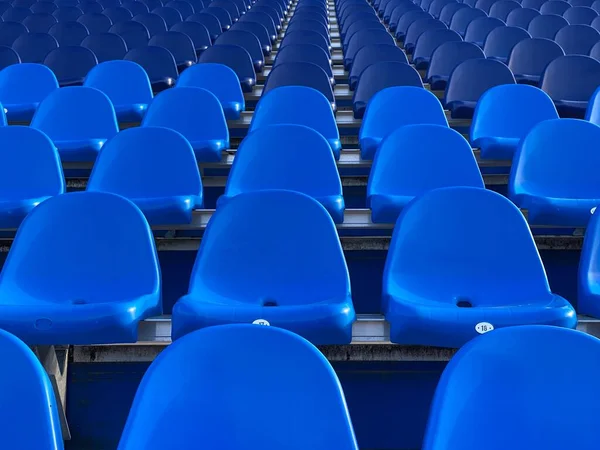 Пустое Синее Сиденье Стадиона Ждет Болельщиков Красивой Перспективе — стоковое фото