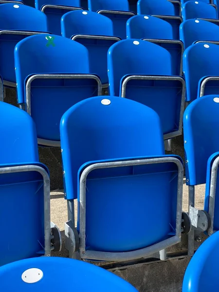Lege blauwe stadionstoel klaar voor supporters — Stockfoto