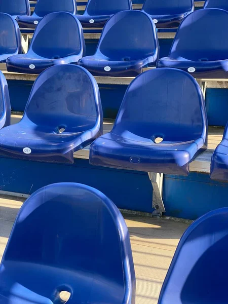 Порожнє синє сидіння на стадіоні чекає прихильників — стокове фото