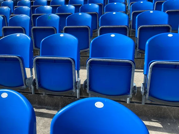 Lege blauwe stadionstoel klaar voor supporters — Stockfoto