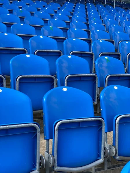 Lege blauwe stadionstoel klaar voor supporters — Stockfoto