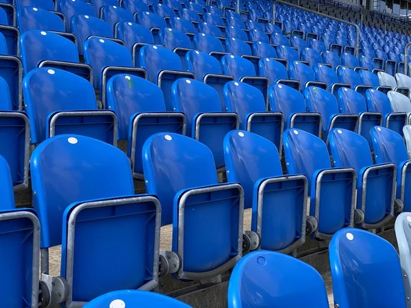 Lege blauwe stadionstoel klaar voor supporters — Stockfoto