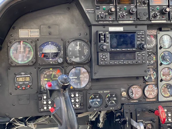 Foto de um painel de helicóptero mostrando muitos instrumentos — Fotografia de Stock