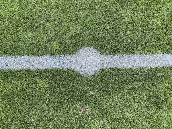 Linha branca mostrando o meio de um campo de futebol — Fotografia de Stock