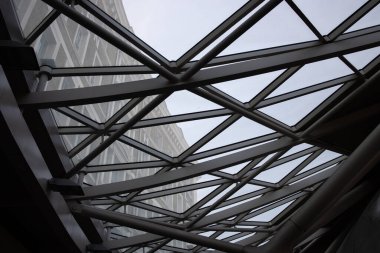Londra 'daki King Cross istasyonunda cam tavan ve metal yapı.