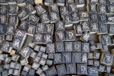 Masada duran eski ve süslü metal harf baskısı.