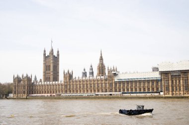Thames Nehri ve Londra 'daki parlamento binası.