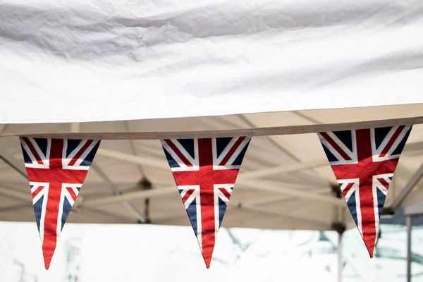 Drapeaux Triangulaires Royaume Uni Suspendus Sur Stand Dans Marché Rue — Photo