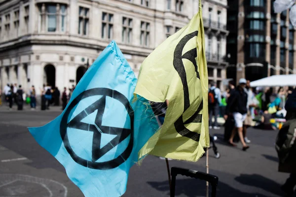 Londra 'daki bir protesto sırasında Yok Olma İsyanı bayrağı