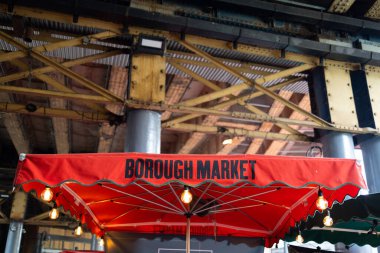 Üzerinde Borough Market yazan kırmızı tente ve arka planda köprü yapısı
