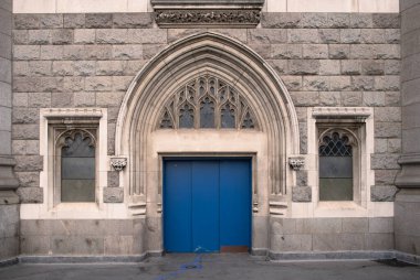 Londra 'da bir ortaçağ inşaatında mavi kapı