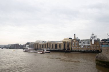 Thames Nehri ve Londra 'daki tarihi binalar ve tekneler