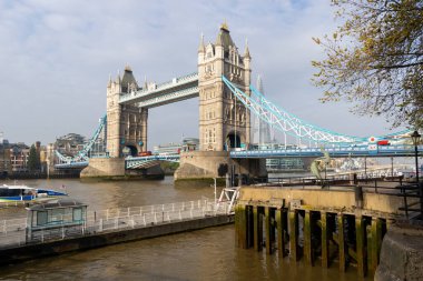 Londra 'da güneşli bir günde Tower Bridge detayı