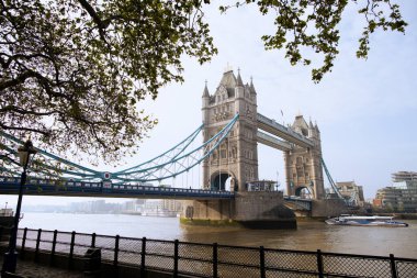 Thames Nehri ve Londra 'daki Tower Köprüsü.
