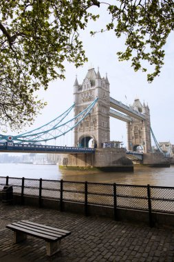 Thames Nehri ve Londra 'daki Tower Köprüsü.