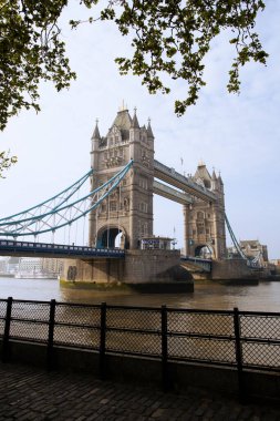 Thames Nehri ve Londra 'daki Tower Köprüsü.