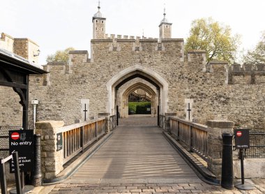 Londra Kulesi 'nin girişine tahta köprü.