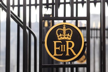 Kraliçe II. Elizabeth demir bir kapıda kraliyet şifresi.