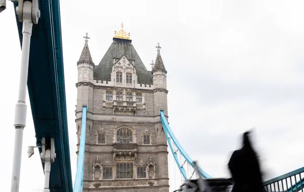 Gente Mueve Rápido Sobre Tower Bridge Londres — Foto de Stock