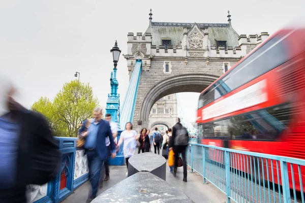 Gente Los Coches Mueven Rápido Sobre Tower Bridge Londres — Foto de Stock