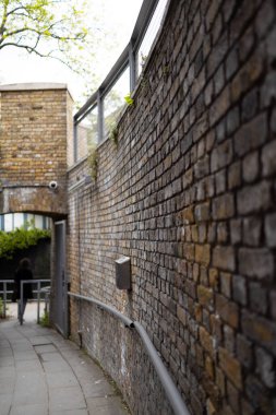 Alanın yüzeysel derinliği kopya alanı olan tuğla duvar koridorunda.