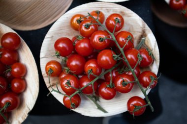 Güzel domates kasesi üzerinde fiyat olan bir markette satılıyor.