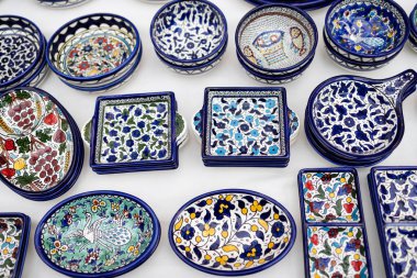 Bir masa dolusu Çin porseleni.