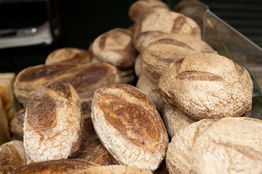 Bir pastanenin tezgahında taze ekmekler. Bir sokak pazarında.