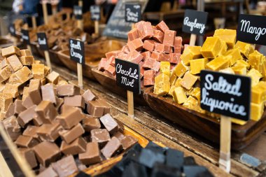 Çikolatalı şekerlemeler ve sokak pazarında sergilenen diğer tatlar.