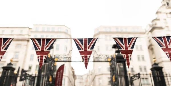 Banderas Del Triángulo Del Reino Unido Colgadas Una Línea — Foto de Stock