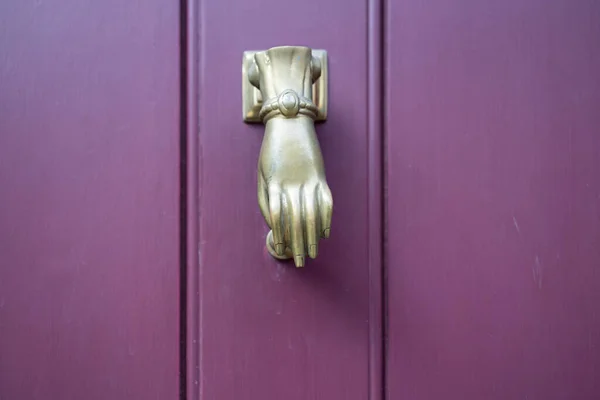 Belle Sculpture Main Comme Frappeur Porte Sur Une Porte Violette — Photo