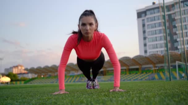 Menina Fitness Fazendo Flexões Exercício Treino Pista Mulher Desporto Fazer — Vídeo de Stock