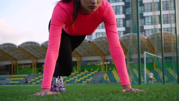 Menina Fitness Fazendo Flexões Exercício Treino Pista Mulher Desporto Fazer — Vídeo de Stock