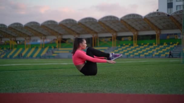 Fitness Lány Fekvőtámaszozik Edzés Pályán Sport Fekvőtámaszt Csinál Atlétikai Keményen — Stock videók